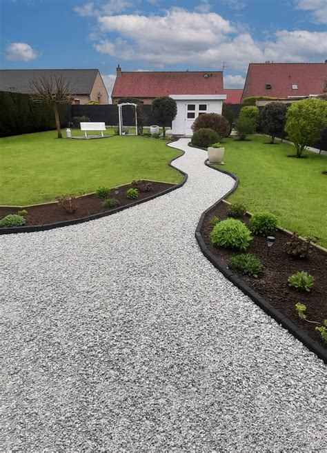 Allée de jardin avec gravier blanc et galets
