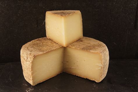 Assiette de Tomme de brebis Corse accompagnée d'un verre de vin blanc