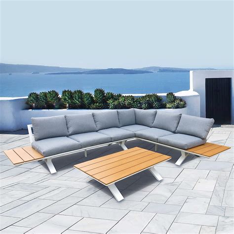 Salon de jardin confortable avec coussins et plaids