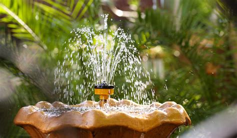 Petite fontaine d'eau dans un jardin