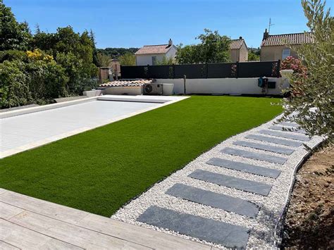 Allée de jardin avec pelouse synthétique et galets