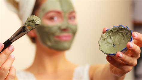 Masque à l'argile verte sur un visage