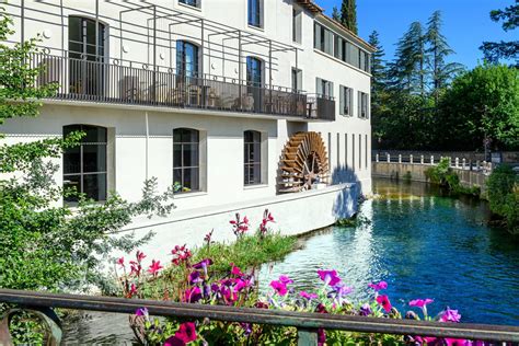 Vue extérieure de la Villa Les Lierres avec la Sorgue en arrière-plan