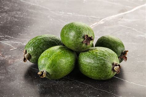 Photographie de fruits de Feijoa mûrs et coupés en deux