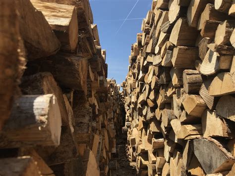 Vue thématique d'un stock de bois de construction et de chauffage en extérieur