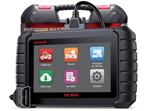 Photo d'un technicien utilisant un appareil de diagnostic électronique sur un tracteur