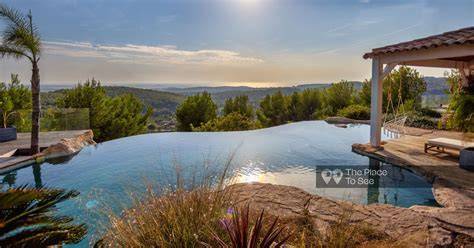 Terrasse aménagée avec vue sur piscine extérieure et jardin
