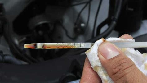 Vérification du niveau d'huile moteur à l'aide de la jauge