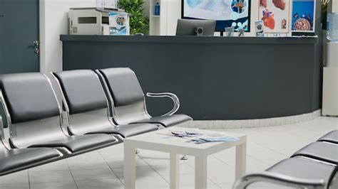 Zone d'accueil et d'attente confortable dans un centre auto