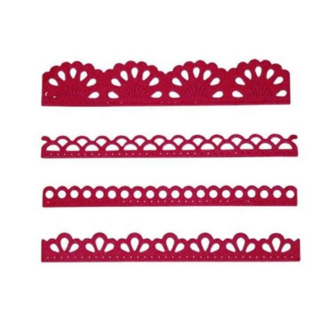 détail d'une page de scrapbooking utilisant des découpes de dentelle en papier et des perles