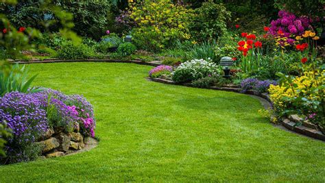 Un jardin paysager bien entretenu avec des massifs de fleurs et une pelouse tondue