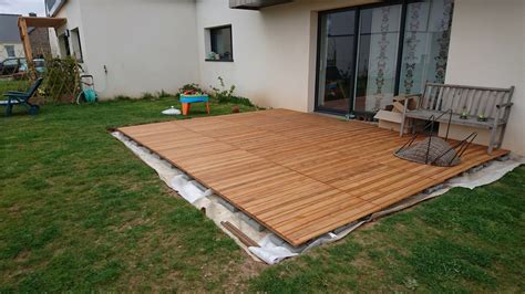 Terrasse sur pelouse intégrée dans le jardin