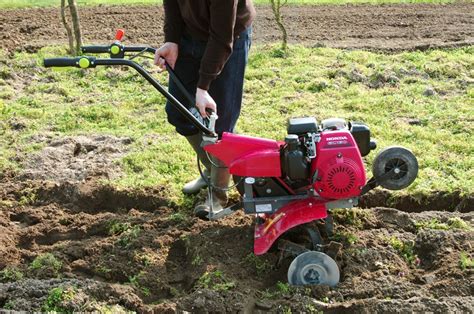 Motobineuse travaillant la terre