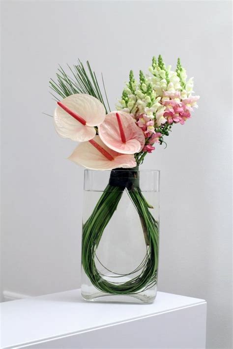 composition florale dans divers contenants en verre sur une table