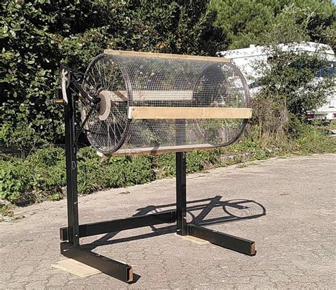Photo d'un tamis à compost en bois incliné sur un support