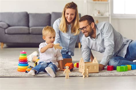 Parents et enfants grimpant ensemble en club