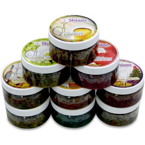 une sélection de mélanges d'herbes et d'épices pour chicha sans tabac, présentés dans des bols colorés avec des fruits et des feuilles de menthe
