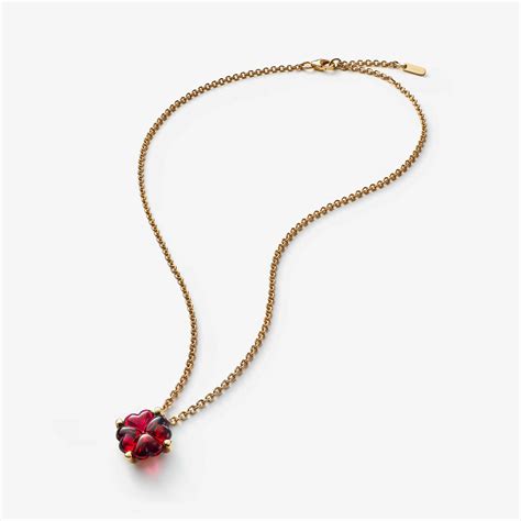 Pendentif Hortensia Rouge Baccarat en gros plan sur un support en velours