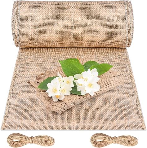 détail d'un chemin de table en toile de jute avec des fleurs