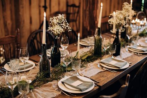 table dressée avec des éléments naturels, fleurs des champs et chemins de table en jute