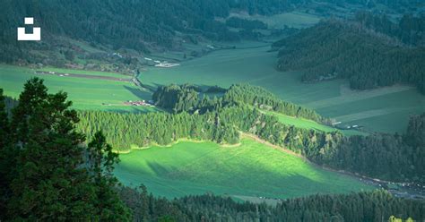 vue panoramique sur une vallée et sentiers de randonnée