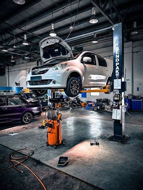 Vue panoramique d'un atelier automobile moderne et organisé
