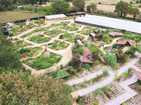 Vue panoramique du Potager Extraordinaire mettant en valeur la diversité des cultures et des jardins thématiques