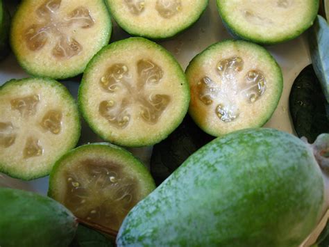 Plateau de fruits de feijoas coupés montrant la texture de la pulpe
