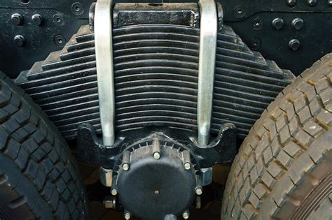 Vue rapprochée du châssis en acier et du système de lames du scarificateur