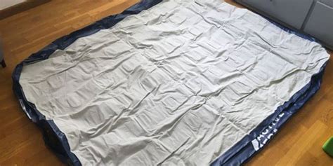 Matelas gonflable légèrement dégonflé servant de surface de jeu