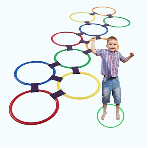 Enfant jouant avec un cerceau lors d'un parcours de motricité