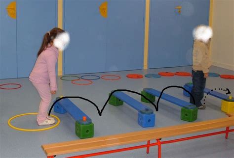 Enfant de 4 ans sautant par-dessus des obstacles bas