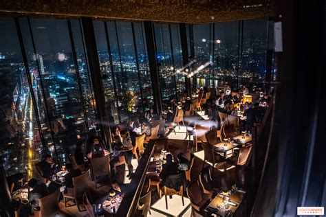 Une vue panoramique d'une aire de repos moderne avec un restaurant accueillant en arrière-plan