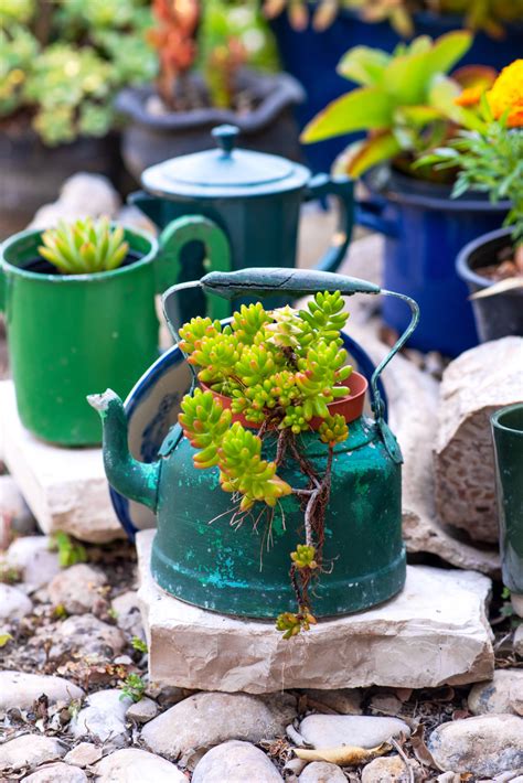 Processus d'upcycling: objets transformés en créations nouvelles