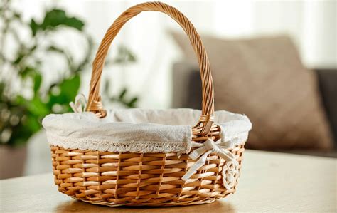 Un panier en osier rempli de plantes sauvages colorées dans une forêt lumineuse