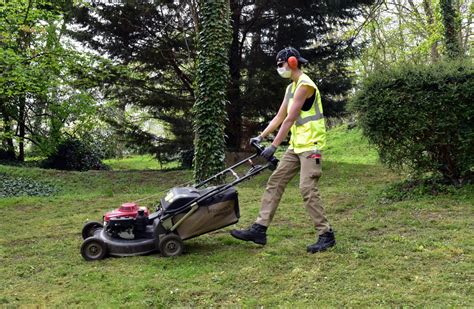Illustration d'un jardinier professionnel travaillant dans un espace vert à Colmar