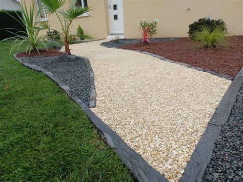 Démonstration de différents types d'allées de jardin en gravier et pierre