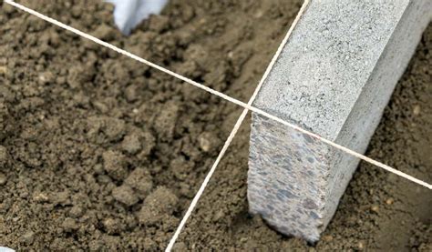 Outils pour délimiter un tracé de bordure : piquets et cordeau