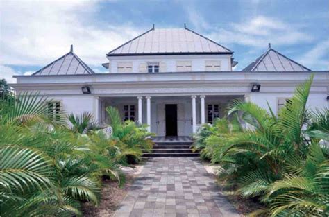 Architecture créole traditionnelle d'une villa en Guadeloupe avec jardin tropical