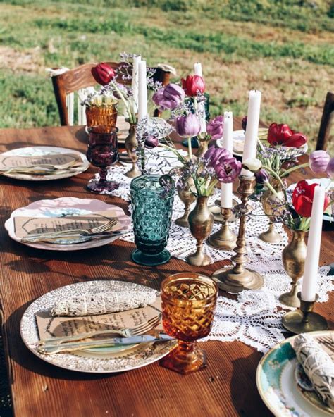 Vue d'ensemble d'une table dressée avec les assiettes Jardin du Palais
