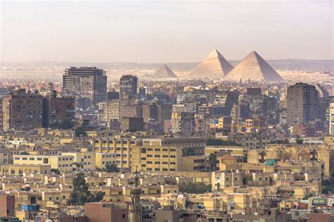Vue panoramique du Caire et de ses zones urbaines denses