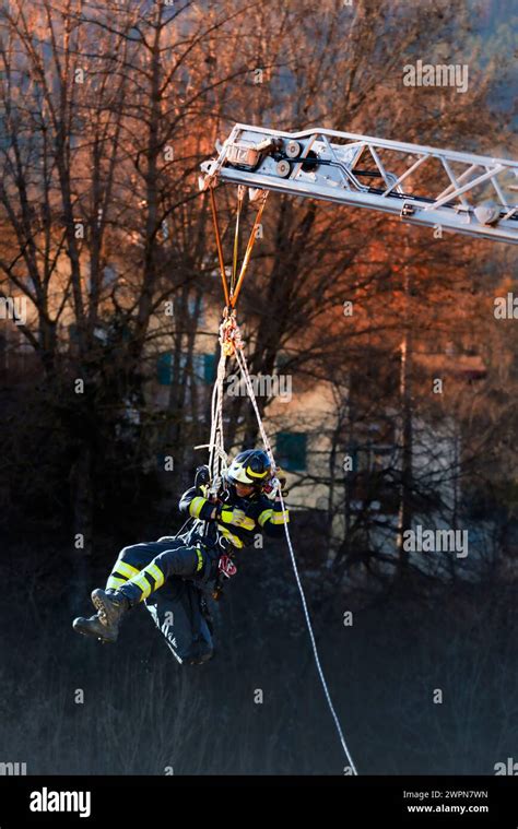 Pompier utilisant une corde pour le sauvetage