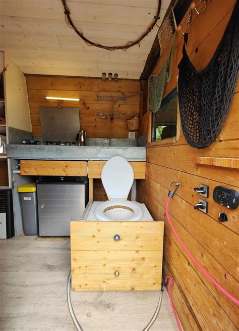 Intérieur d'un van aménagé avec des toilettes sèches intégrées et esthétiques
