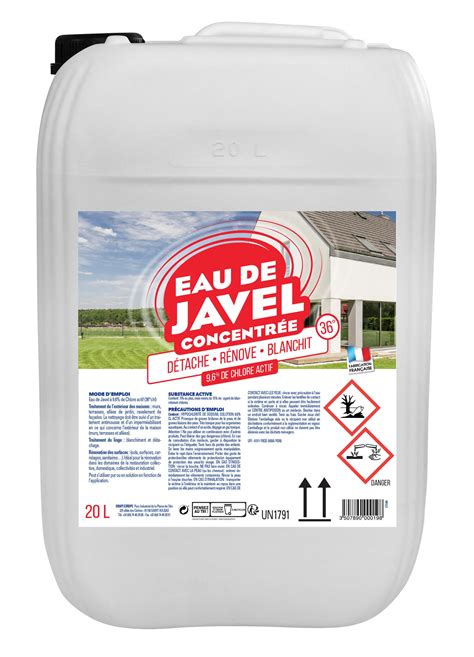 Bouteille d'eau de Javel et outils de jardinage