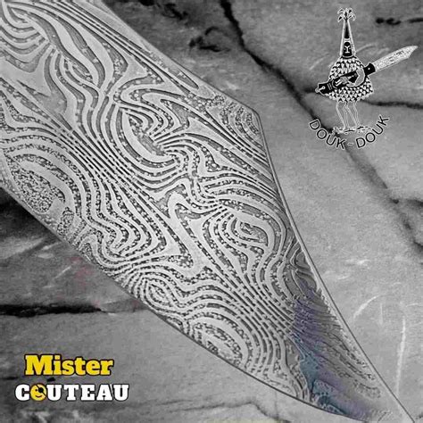 Détail du motif emblématique sur le manche d'un couteau Douk-Douk