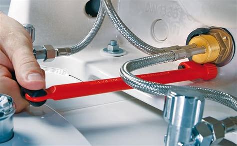 Installation de robinets d'équerre sous un lavabo