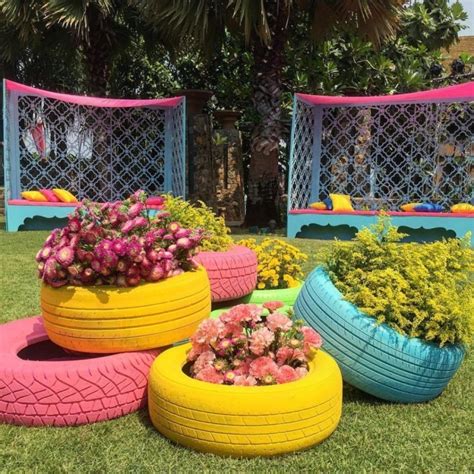 Pneu peint en différentes couleurs pour une jardinière