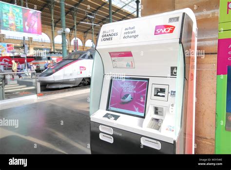Distributeur automatique de tickets dans une station de métro de Londres