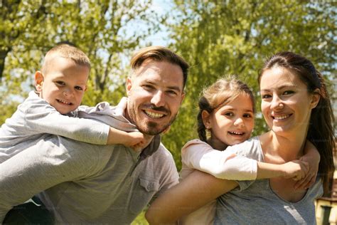 Enfants utilisant le métro de Londres avec leurs parents