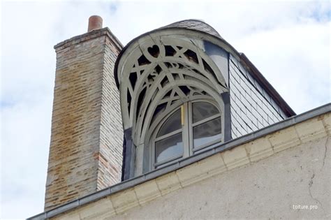 Lucarne guitarde sur une façade de Châteauroux